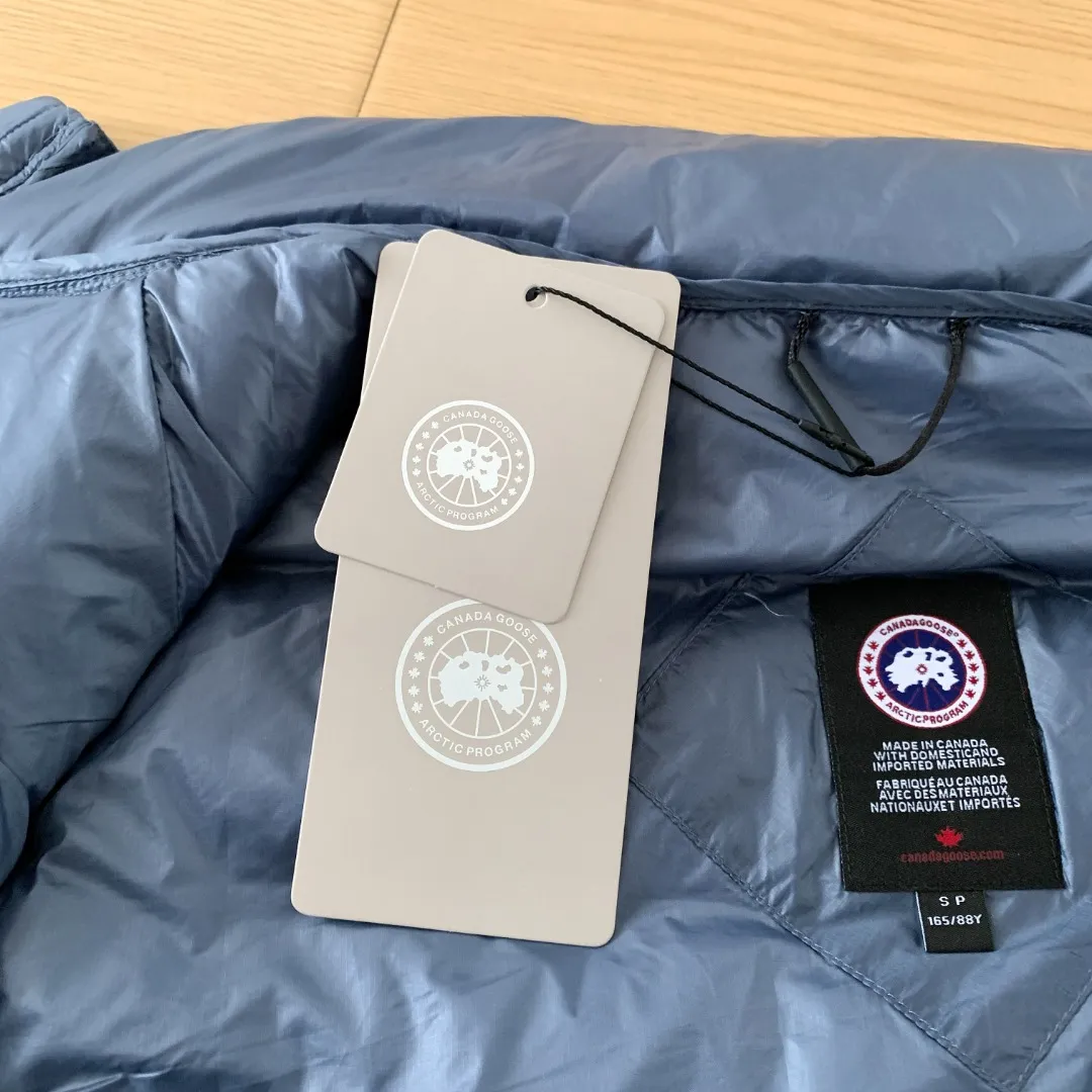 Style number: Y 77 Canadian brand Canada Goose men's and women's CROFTON lightweight down vest 2229M DWR water-repellent treatment Wind Wall windproof fabric Filled with down content Original mold opening Details one-to-one production Beautiful upper body effect Exclusively available on the Xiaohongshu purchasing platform The highest version on the market Sizes: XS S M L XL XXL